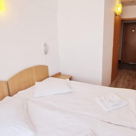 Hotel Victoria Yaş Dış mekan fotoğraf